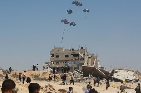 Bantuan kemanusiaan dijatuhkan melalui udara untuk warga Palestina di atas Kota Gaza, Jalur Gaza, Minggu, (27/07/2025).