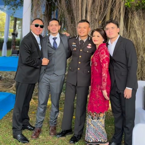 Peluk cium Iwan Bule ke anak lulusan Akpol dilantik Prabowo