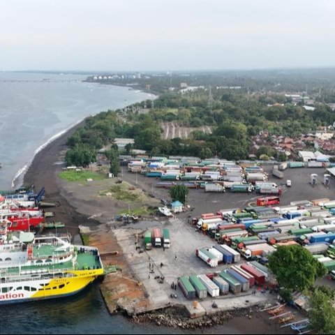 PT ASDP Indonesia Ferry mengerahkan kapal bantuan berukuran besar untuk mengurai antrean kendaraan di Pelabuhan Ketapang, Banyuwangi, mengatasi kemacetan parah yang sempat terjadi.