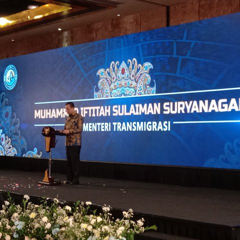 Menteri Transmigrasi M. Iftitah Sulaiman Suryanagara