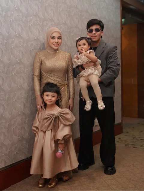Potret Keluarga Atta Halilintar dan Aurel Hermansyah Kompak Pakai Baju Senada