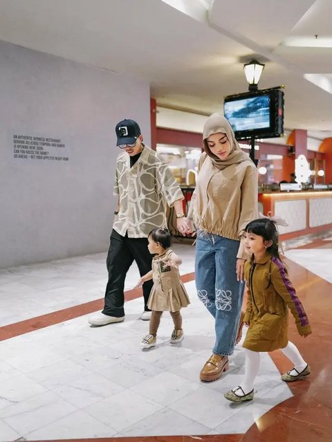 Potret Keluarga Atta Halilintar dan Aurel Hermansyah Kompak Pakai Baju Senada