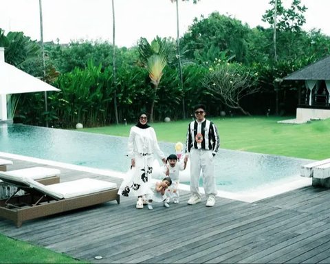 Potret Keluarga Atta Halilintar dan Aurel Hermansyah Kompak Pakai Baju Senada