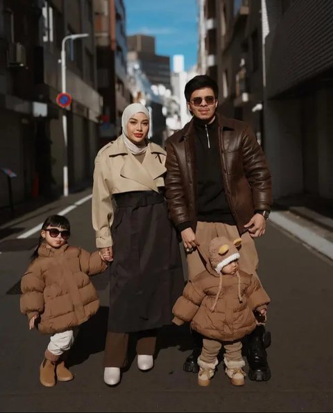 Potret Keluarga Atta Halilintar dan Aurel Hermansyah Kompak Pakai Baju Senada