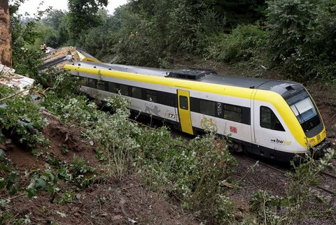 Tim penyelamat bekerja di lokasi kereta yang tergelincir di dekat Riedlingen, Jerman (27/07/2025).