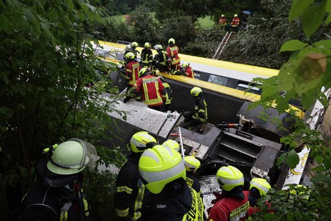 Tim penyelamat bekerja di lokasi kereta yang tergelincir di dekat Riedlingen, Jerman (27/07/2025).