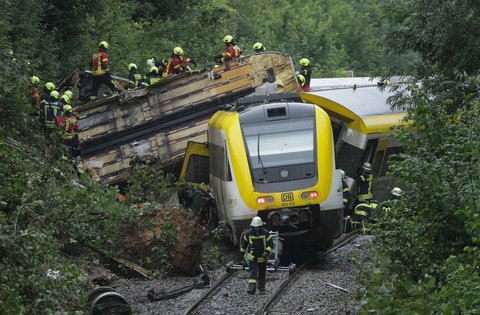 Tim penyelamat bekerja di lokasi kereta yang tergelincir di dekat Riedlingen, Jerman (27/07/2025).