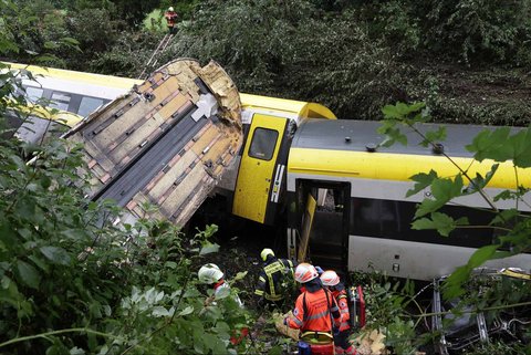 Tim penyelamat bekerja di lokasi kereta yang tergelincir di dekat Riedlingen, Jerman (27/07/2025).