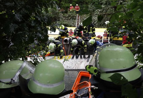 Tim penyelamat bekerja di lokasi kereta yang tergelincir di dekat Riedlingen, Jerman (27/07/2025).