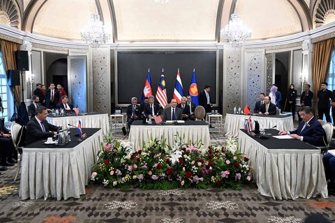 Perdana Menteri Malaysia Anwar Ibrahim (tengah) menyaksikan Perdana Menteri Kamboja Hun Manet (kiri) dan Penjabat Perdana Menteri Thailand Phumtham Wechayachai (kanan) menghadiri perundingan gencatan senjata antara Thailand dan Kamboja di Putrajaya, Malaysia, Senin (28/07/2025).