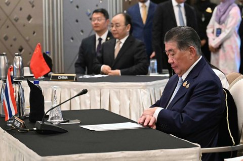 Penjabat Perdana Menteri Thailand Phumtham Wechayachai saat menghadiri perundingan gencatan senjata antara Thailand dan Kamboja di Putrajaya, Malaysia, Senin (28/07/2025).