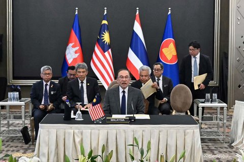 Perdana Menteri Malaysia Anwar Ibrahim saat menghadiri perundingan gencatan senjata antara Thailand dan Kamboja di Putrajaya, Malaysia, Senin (28/07/2025).