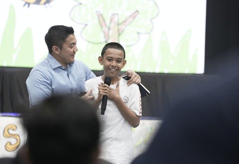 Seskab Teddy Ajak Siswa SR Lihat Paskibraka di Istana