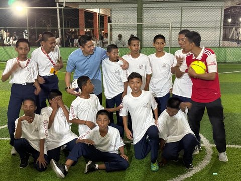 Seskab Teddy Ajak Siswa SR Lihat Paskibraka di Istana