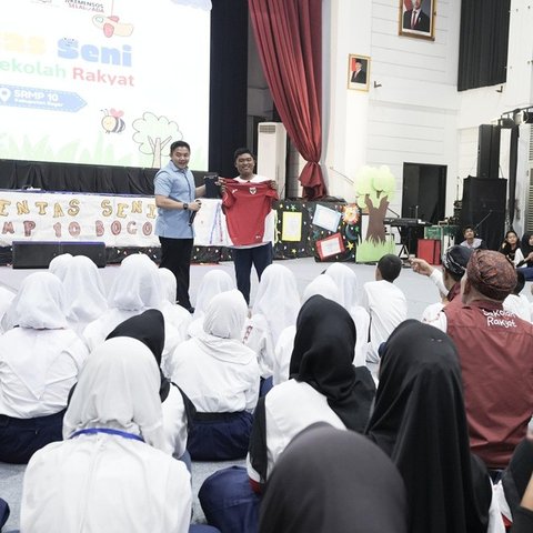 Seskab Teddy Ajak Siswa SR Lihat Paskibraka di Istana