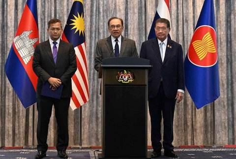 Perdana Menteri Malaysia Anwar Ibrahim (tengah) berbicara dalam konferensi pers di samping Perdana Menteri Kamboja Hun Manet (kiri) dan Penjabat Perdana Menteri Thailand Phumtham Wechayachai setelah perundingan gencatan senjata antara Thailand dan Kamboja di Putrajaya, Malaysia, Senin (28/07/2025