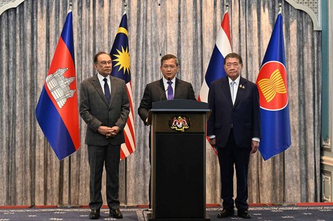 Perdana Menteri Kamboja Hun Manet (tengah) berbicara dalam konferensi pers di samping Penjabat Perdana Menteri Thailand Phumtham Wechayachai (kanan) dan Perdana Menteri Malaysia Anwar Ibrahim setelah perundingan gencatan senjata antara Thailand dan Kamboja di Putrajaya, Malaysia, Senin (28/07/2025).