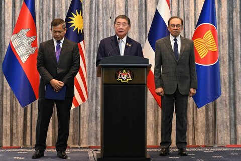 Penjabat Perdana Menteri Thailand Phumtham Wechayachai (tengah) berbicara dalam konferensi pers di samping Perdana Menteri Kamboja Hun Manet (kiri) dan Perdana Menteri Malaysia Anwar Ibrahim setelah perundingan gencatan senjata antara Thailand dan Kamboja di Putrajaya, Malaysia, Senin (28/07/2025).