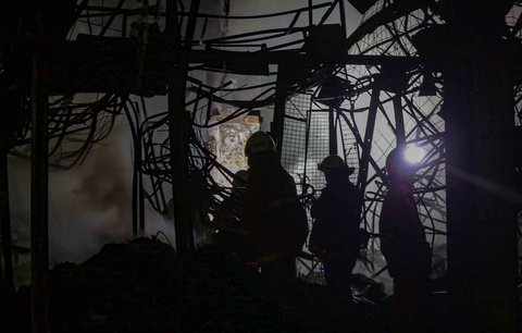 Petugas pemadam kebakaran memadamkan sisa api yang membakar PasarTaman Puring, Jakarta Selatan, Senin (28/7/2025).