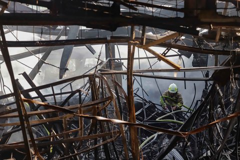 Petugas pemadam kebakaran melakukan pendinginan  di Pasar Taman Puring, Jakarta Selatan, Selasa (29/7/2025).