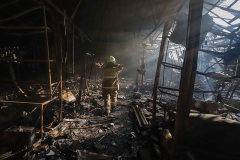 Sejumlah pedagang mengais puing dan sisa barang dagangan yang hangus terbakar di Pasar Taman Puring, Jakarta Selatan, Selasa (29/7/2025).