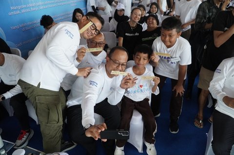 Pertamina dan Siswa SD Tanam Puluhan Ribu Mangrove di Pantai Tanjung Pasir