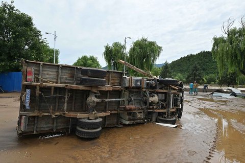Sebuah truk yang tersapu banjir di Distrik Miyun, pinggiran Beijing, China, Selasa (29/07/2025).