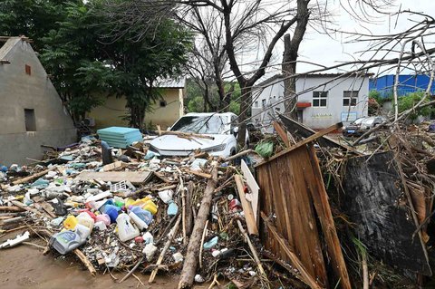 Sebuah mobil yang tersapu banjir di Distrik Miyun, pinggiran Beijing, China, Selasa (29/07/2025).