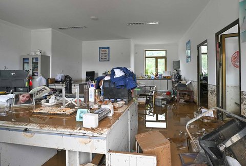 Sebuah kantor yang rusak akibat banjir di Distrik Miyun, pinggiran Beijing, China, Selasa (29/07/2025).