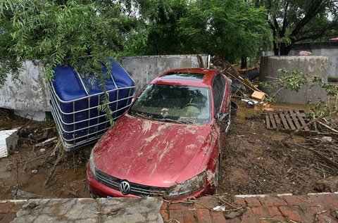Sebuah mobil yang tersapu banjir di Distrik Miyun, pinggiran Beijing, China, Selasa (29/07/2025).
