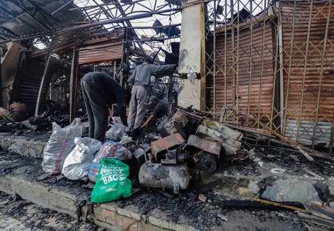 Sejumlah pedagang mengais puing dan sisa barang dagangan yang hangus terbakar di Pasar Taman Puring, Jakarta Selatan, Selasa (29/7/2025).