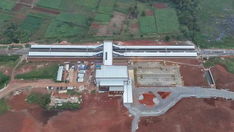 Proyek pembangunan Stasiun Jatake, Pagedangan, Kabupaten Tangerang, Banten, Selasa (29/7/2025).