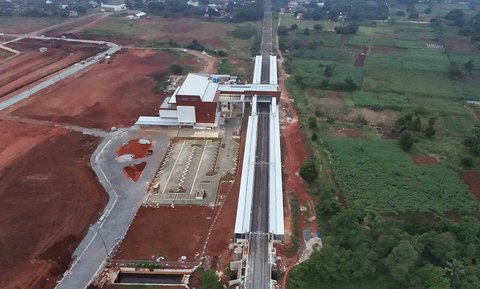 Proyek pembangunan Stasiun Jatake, Pagedangan, Kabupaten Tangerang, Banten, Selasa (29/7/2025).