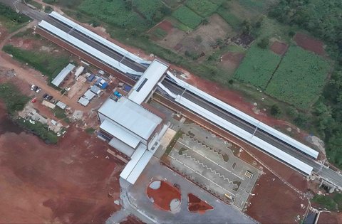 Proyek pembangunan Stasiun Jatake, Pagedangan, Kabupaten Tangerang, Banten, Selasa (29/7/2025).