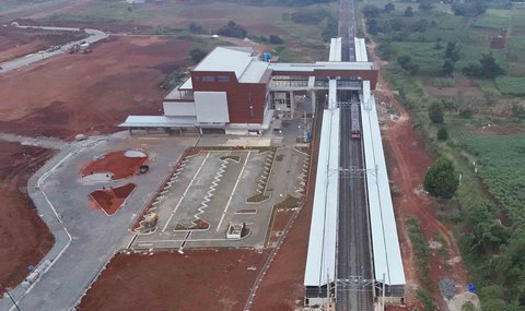 Foto udara rangkaian kereta rel listrik (KRL) Commuterline melintas di samping proyek pembangunan Stasiun Jatake, Pagedangan, Kabupaten Tangerang, Banten, Selasa (29/7/2025).