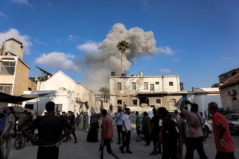 Asap mengepul setelah serangan Israel di Kota Gaza di Jalur Gaza bagian tengah, Rabu (02/07/2025).