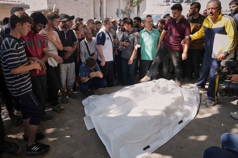 Warga Palestina berkumpul di sekitar jenazah Direktur Rumah Sakit Indonesia Dr. Marwan Sultan beserta istri, anak perempuan, dan menantu laki-lakinya yang  tewas dalam serangan udara Israel, di Rumah Sakit Shifa di Kota Gaza, Rabu, (02/07/2025).