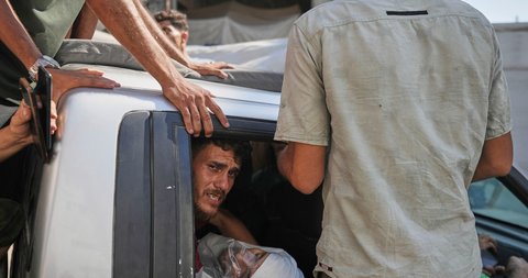 Warga Palestina membawa jenazah kerabat Dr. Marwan Sultanyang tewas bersamanya dalam serangan udara Israel, di Rumah Sakit Shifa di Kota Gaza, Rabu, (02/07/2025).