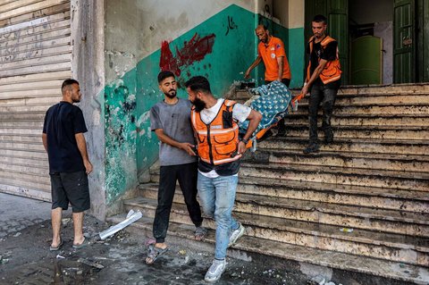 Tim penyelamat Palestina membawa korban serangan Israel di Kota Gaza di Jalur Gaza bagian tengah, Rabu (02/07/2025).