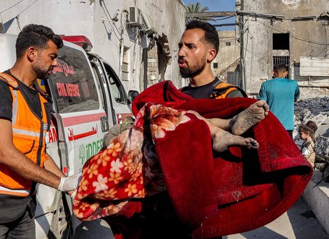 Tim penyelamat Palestina membawa korban serangan Israel di Kota Gaza di Jalur Gaza bagian tengah, Rabu (02/07/2025).
