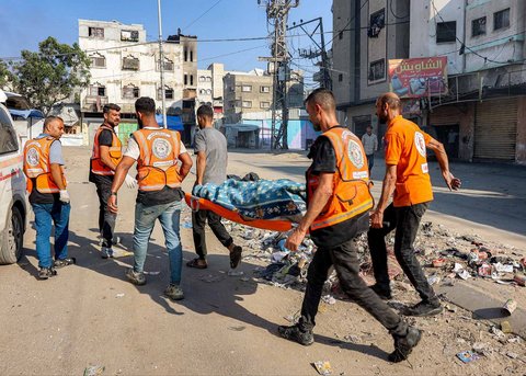 Tim penyelamat Palestina membawa korban serangan Israel di Kota Gaza di Jalur Gaza bagian tengah, Rabu (02/07/2025).