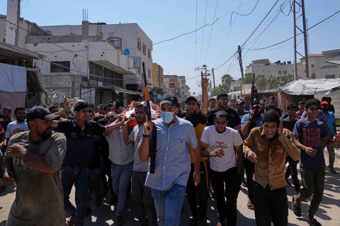 Warga Palestina membawa jenazah korban serangan udara tentara Israel di Jalur Gaza di Deir al-Balah, Rabu (02/07/2025).