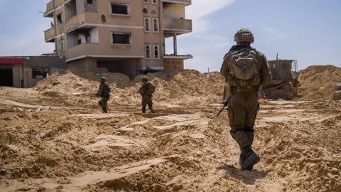 Tentara penjajah Israel melakukan operasi penghancuran di Tel Al-Sultan, Rafah, Gaza selatan.