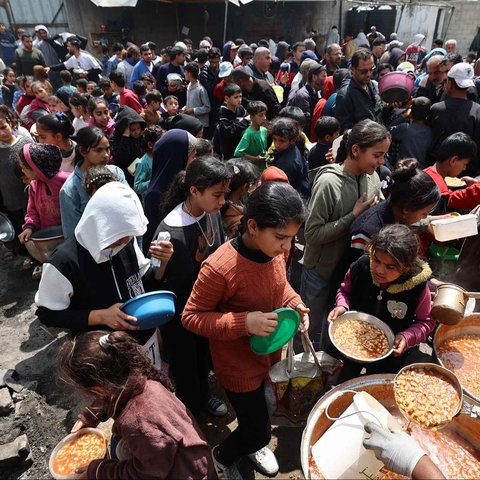 Anak-anak  Palestina antri mendapatkan makanan di kamp pengungsi Nuseirat di Jalur Gaza bagian tengah, Sabtu (12/04/2025).