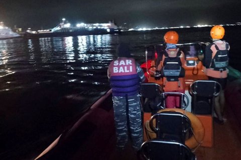 Tim SAR melakukan pencarian kapal feri KMP Tunu Pratama Jaya yang tenggelam di perairan selat Bali, dekat Pelabuhan Ketapang, Banyuwangi, Jawa Timur, pada Kamis (3/7/2025).