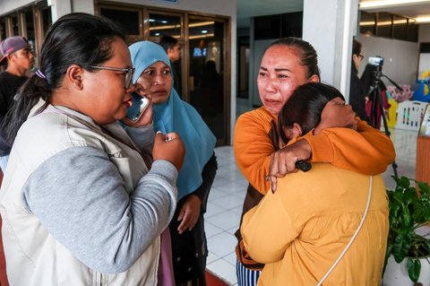 Sejumlah keluarga dan kerabat korban menangis saat menanti kabar penumpang kapal feri KMP Tunu Pratama Jaya yang tenggelam di perairan selat Bali di Pelabuhan Ketapang, Banyuwangi, Jawa Timur, pada Kamis (3/7/2025).