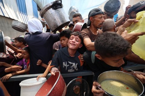 Jeritan Anak-Anak Kelaparan di Jalur Gaza saat Berebut Makanan.