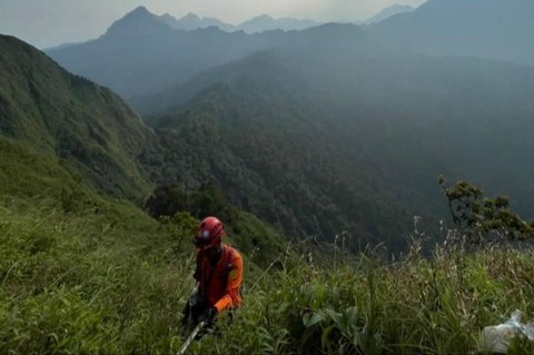 Basarnas evakuasi pendaki Gunung Natas Angin Kudus