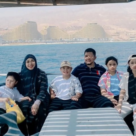 Potret Liburan Oki Setiana Dewi Bareng Anak di Kairo