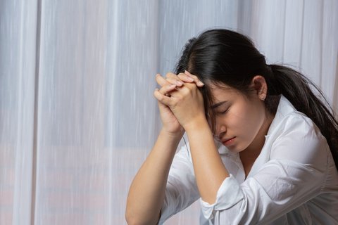Saat stres berlangsung terus-menerus, tubuh kita akan memproduksi kortisol secara berlebihan. Akibatnya, lemak mudah menumpuk di perut dan susah hilang meski sudah diet dengan ketat. (Foto dok: freepik/jcomp).